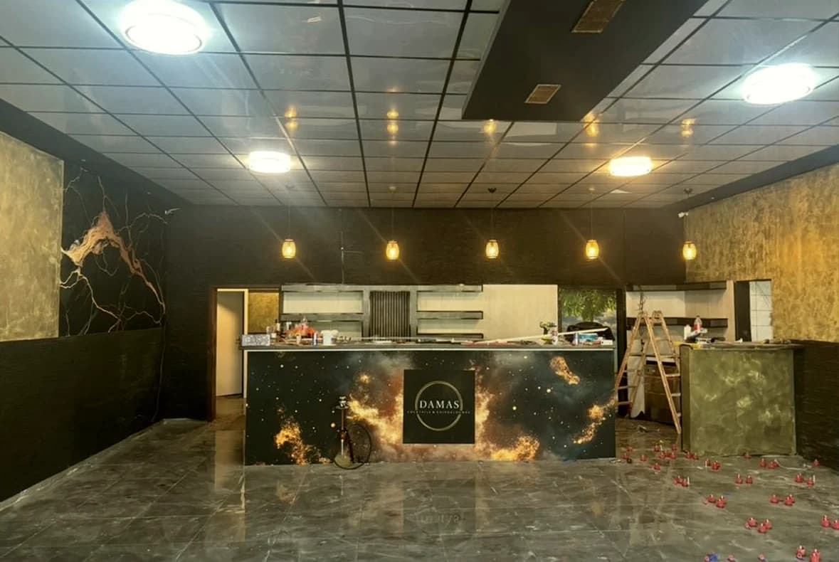 Dunkle Bar-Atmosphäre — Innenausbau · Gastronomie