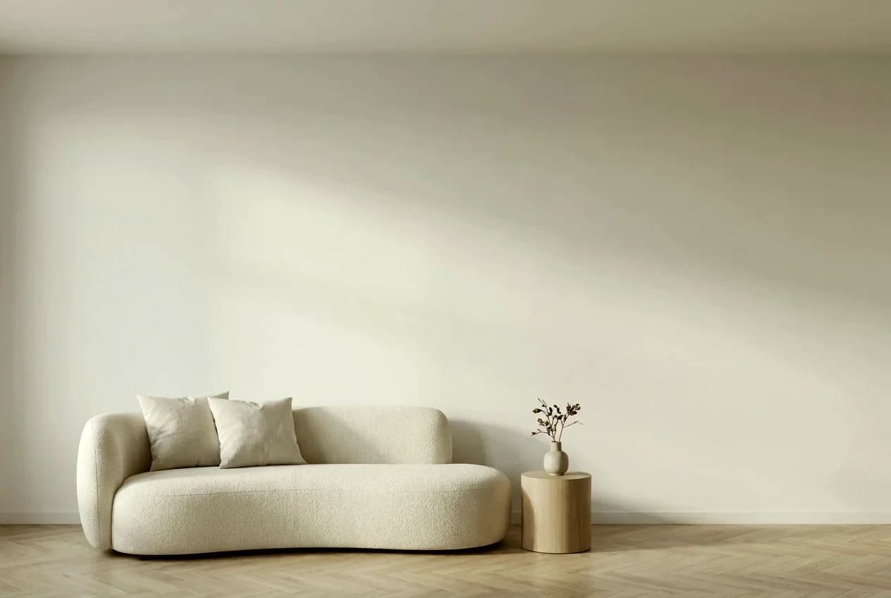 Wohnzimmerwand vor der Gestaltung — schlicht und neutral